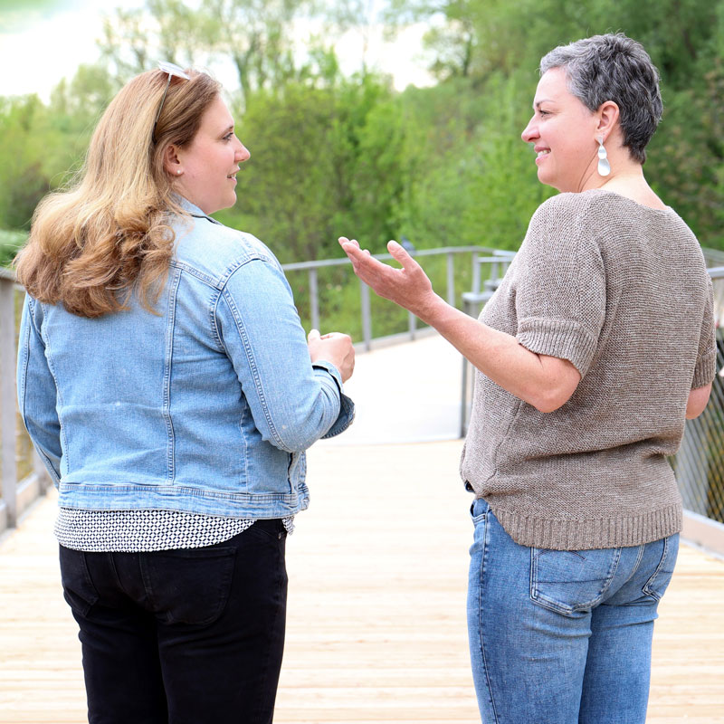 Walk und Talk | Angela Peichl – Angela mit Klientin auf einer Brücke im Gespräch